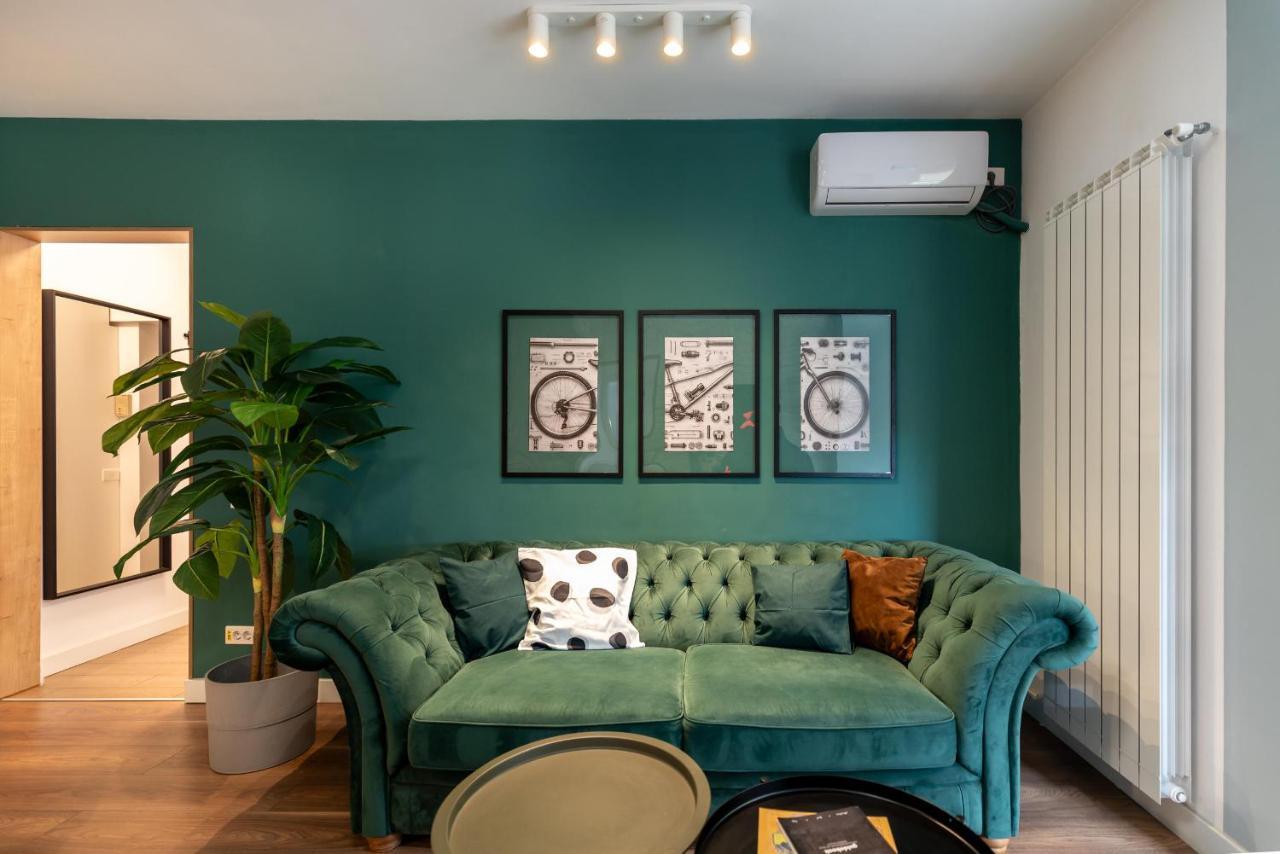 Downtown Retreat: Spacious 2-Br By Unirii Square บูคาเรสต์ ภายนอก รูปภาพ