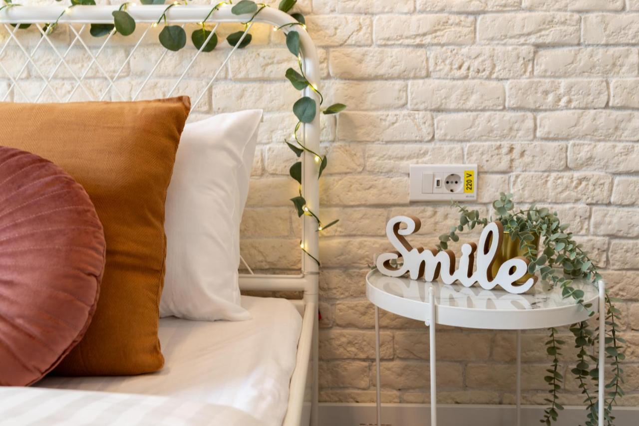 Downtown Retreat: Spacious 2-Br By Unirii Square บูคาเรสต์ ภายนอก รูปภาพ