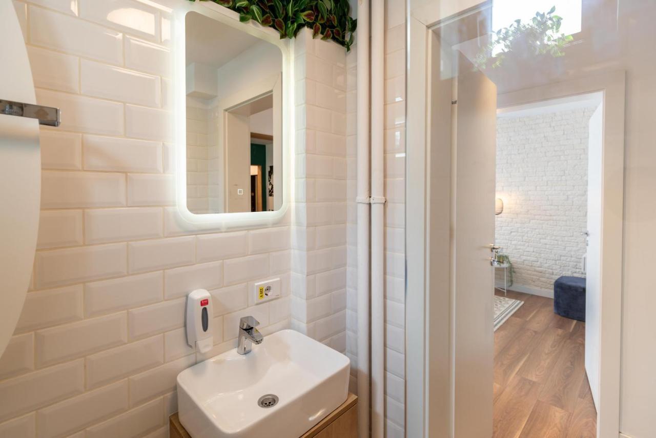 Downtown Retreat: Spacious 2-Br By Unirii Square บูคาเรสต์ ภายนอก รูปภาพ