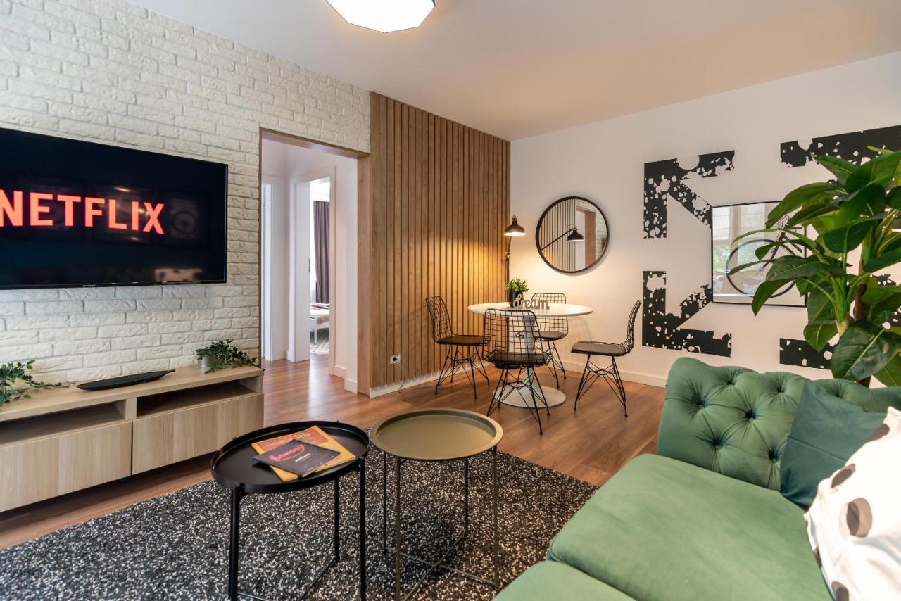 Downtown Retreat: Spacious 2-Br By Unirii Square บูคาเรสต์ ภายนอก รูปภาพ
