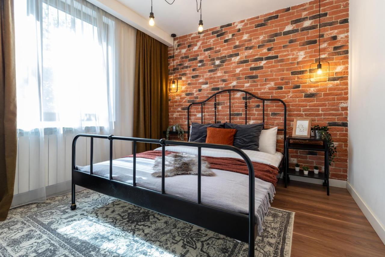 Downtown Retreat: Spacious 2-Br By Unirii Square บูคาเรสต์ ภายนอก รูปภาพ