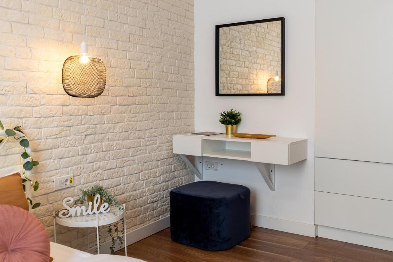 Downtown Retreat: Spacious 2-Br By Unirii Square บูคาเรสต์ ภายนอก รูปภาพ