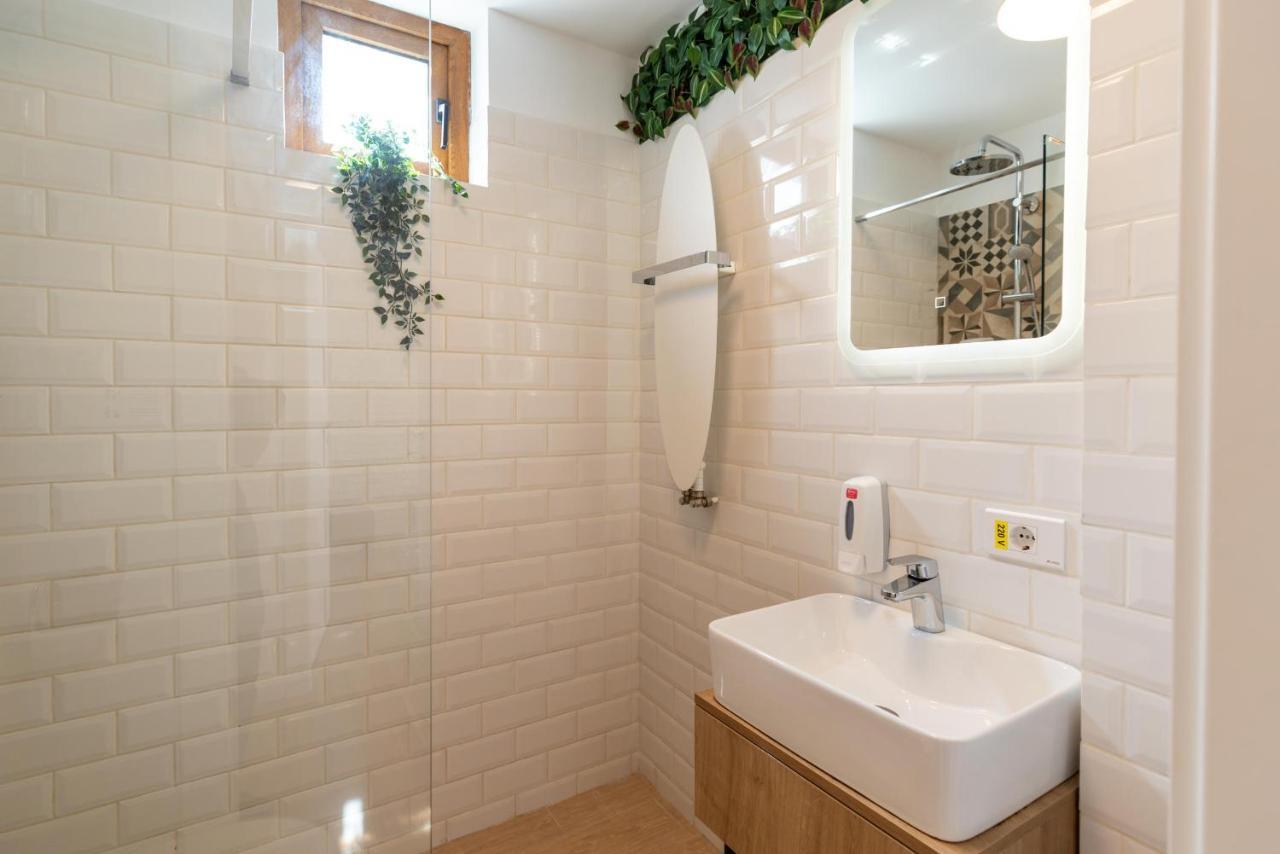 Downtown Retreat: Spacious 2-Br By Unirii Square บูคาเรสต์ ภายนอก รูปภาพ