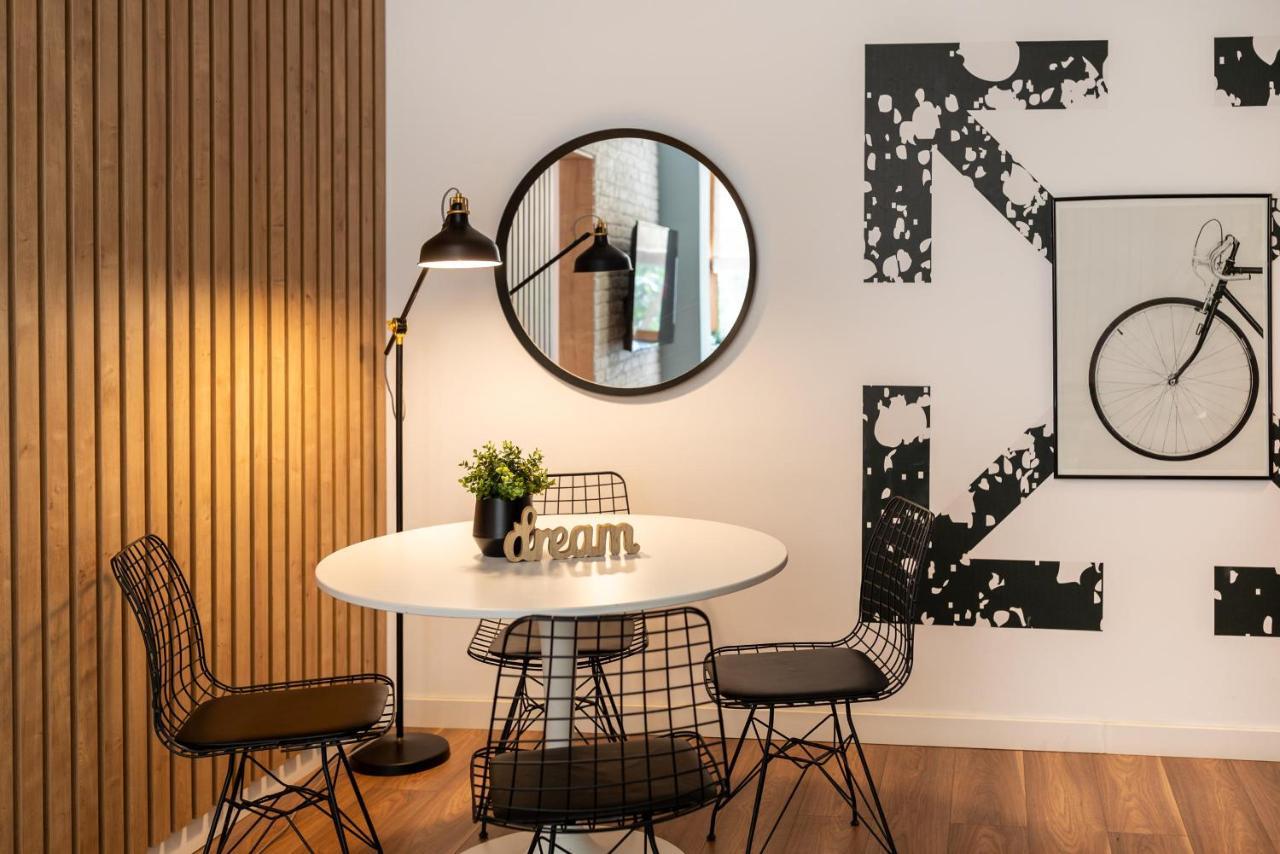 Downtown Retreat: Spacious 2-Br By Unirii Square บูคาเรสต์ ภายนอก รูปภาพ