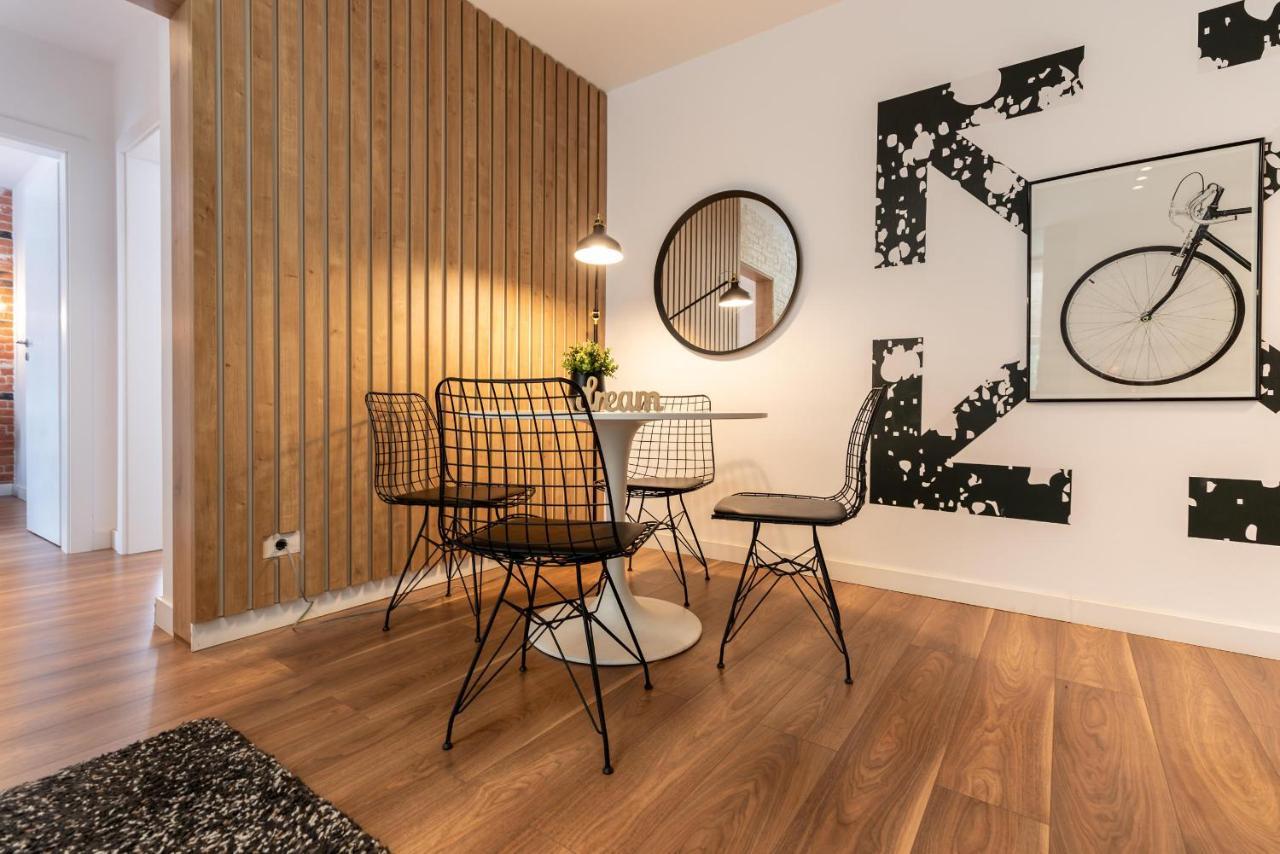 Downtown Retreat: Spacious 2-Br By Unirii Square บูคาเรสต์ ภายนอก รูปภาพ